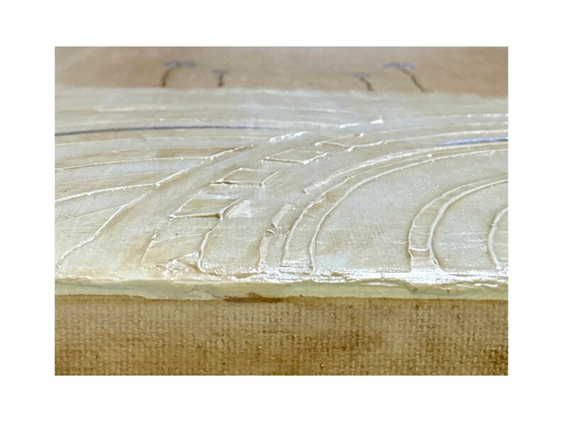 Op de afbeelding: Een getextureerd canvas schilderij met opgehoogde, gebroken witte impasto verf aangebracht in gebogen, lineaire patronen. Het oppervlak toont een dikke, gelaagde verfaanbreng met zichtbare penseelstreken op een neutrale, lichtbeige achtergrond.