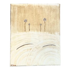 Op de afbeelding: Een rechthoekig schilderij op canvas met een getextureerde gouden achtergrond en vier kleine bloemen met dunne stelen. Het onderste gedeelte toont verhoogde, witte, halfronde boogpatronen. De handtekening H. Towle staat linksonder.