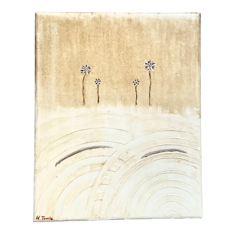 Op de afbeelding: Een rechthoekig schilderij op canvas met een getextureerde gouden achtergrond en vier kleine bloemen met dunne stelen. Het onderste gedeelte toont verhoogde, witte, halfronde boogpatronen. De handtekening H. Towle staat linksonder.