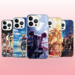 Könnte beinhalten: Fünf Smartphone-Hüllen mit Kingdom Hearts-Charakterillustrationen. Die Designs zeigen eine Collage verschiedener Figuren, eine Figur auf dem Wasser, zwei Figuren, die sich vor einem hellen Himmel an den Händen halten, einen Strand bei Sonnenuntergang und ein Schloss.