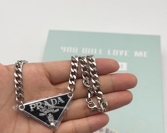 Colar com pingente triangular Prada, corrente de 45 cm, disponível em 9 cores, presente para ela. Criações vintage recicladas – restam apenas 29 peças.