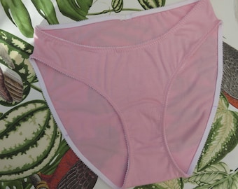 Różowe bawełniane majtki, wysoki stan, wycięcie z przodu na środku - Bikini z wysokim stanem