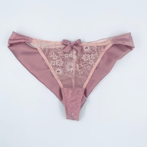 Zijden slipje in roze kantzijde, Tanga-vorm