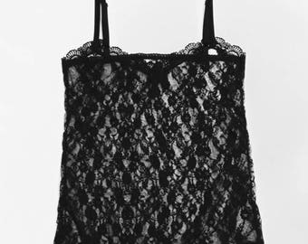 Camiseta de tirantes negra de encaje elástico