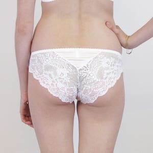 Culotte en Soie Blanche et dentelle stretch motif plume et dentelle Chantilly blanche image 2