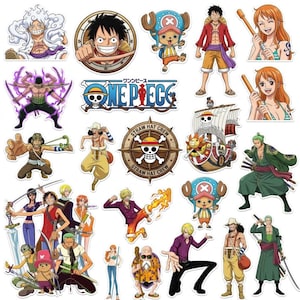 Può includere: Una collezione di adesivi dell'anime One Piece con personaggi come Luffy, Zoro, Nami, Sanji, Chopper e Usopp, insieme al logo di One Piece, all'emblema della ciurma di Cappello di Paglia e alla nave Thousand Sunny, su uno sfondo bianco.