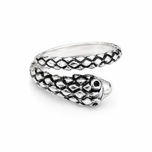 Può includere: Un anello in metallo color argento a forma di serpente avvolto. La fascia presenta un motivo testurizzato di squame sovrapposte lungo tutta la sua lunghezza. La testa del serpente è ben definita con occhi scuri incavati e muso liscio.