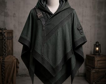 Puede incluir: Un poncho con capucha de color verde oscuro que presenta un cierre de cremallera frontal asimétrico, una correa con hebilla decorativa en el hombro derecho y un pequeño bolsillo utilitario con una anilla en D de metal en la manga izquierda.