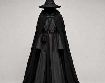 Puede incluir: Un sombrero puntiagudo negro con hebilla, una capa larga negra con capucha y una túnica gris oscuro con un cinturón que tiene una pequeña bolsa adjunta. El conjunto se presenta como un atuendo completo, mostrando texturas de tela superpuestas.