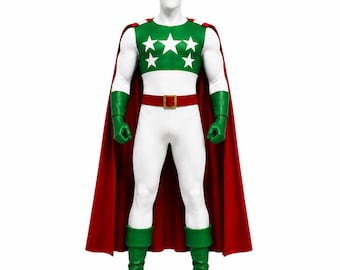 Puede incluir: Un disfraz de superhéroe en un maniquí que incluye un traje blanco, un panel pectoral verde con cinco estrellas blancas, una capa roja, un cinturón rojo con hebilla dorada, guantes verdes y botas verdes sobre un fondo blanco liso.