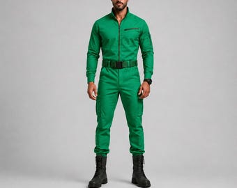 Puede incluir: Un mono de manga larga en color verde vibrante con cierre de cremallera frontal, cinturón a juego con hebilla negra y múltiples bolsillos utilitarios en el pecho, la manga y las piernas. Se combina con botas tácticas negras con cordones.