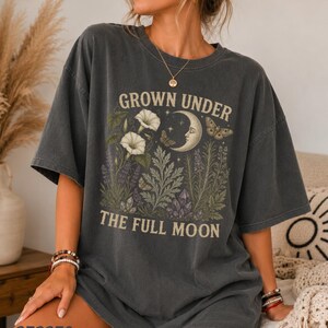 Koszulka Comfort Colors® Grown Under The Full Moon, Koszulka Witchy Botanical, Koszulka Green Witch, Koszulka Moon Phase, Prezent Cottagecore