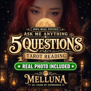 Può includere: Un grafico digitale per un servizio di lettura dei tarocchi con il testo 100% REAL PSYCHIC ASK ME ANYTHING 5 QUESTIONS TAROT READING REAL PHOTO INCLUDED MELLUNA 10+ YEARS OF EXPERIENCE, una luna luminosa, candele e carte dei tarocchi.