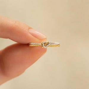 Anel com nó bicolor, anel delicado de corda de cobre, anel de compromisso em ouro e prata, aliança de casamento boho, presente para madrinha, anel minimalista para usar em conjunto com outros anéis.