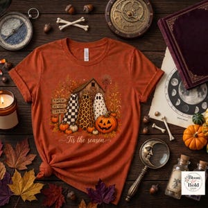 Camiseta de Halloween com Fantasma, Camiseta de Outono com Abóboras na Fazenda, Temporada Assustadora, Chegou a Temporada
