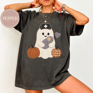 Halloween-shirt voor gynaecoloog-verpleegster, nep-patchwork spookje met baby, herfstcadeau voor kraamvrouw