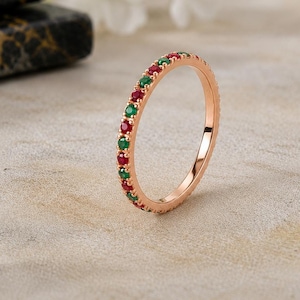Anello eternity in oro rosa con rubini e smeraldi, fede nuziale impilabile con pietre preziose, anello sottile per anniversario con pavé, anello da sposa unico, regalo per donna