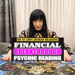 Könnte beinhalten: Eine Person mit dunklem Haar in einem schwarz-beigen Pullover sitzt an einem Tisch mit Tarotkarten und Trockenblumen. Ein schwarzes Schild mit weißem und pinkem Text lautet: NO AI 100% HUMAN READING FINANCIAL BREAKTHROUGH PSYCHIC READING.