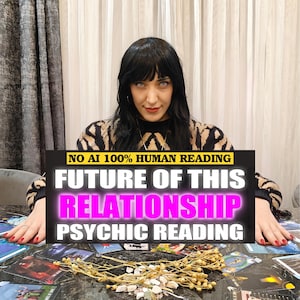Può includere: Una persona con capelli scuri che indossa un maglione a motivi neri e beige, dietro un tavolo con carte dei tarocchi e fiori secchi. Il testo recita: NO AI 100% HUMAN READING FUTURE OF THIS RELATIONSHIP PSYCHIC READING.