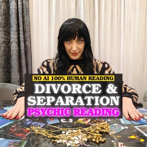 Può includere: Un cartello rettangolare nero con testo bianco e giallo che recita NO AI 100% HUMAN READING DIVORCE & SEPARATION PSYCHIC READING. Il cartello è posizionato sopra un tavolo coperto di carte dei tarocchi e steli di piante essiccate, con una persona sullo sfondo.