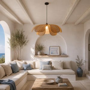 Peut inclure: Une suspension lumineuse dotée d'un grand abat-jour multicouche en matériau tissé brun clair, en forme de fleur aux pétales incurvés, suspendue par un fin cordon noir fixé à une petite rosace de plafond noire.