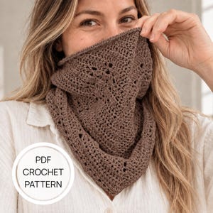 Op de afbeelding: Een bruine gehaakte col met een ingewikkeld opengewerkt patroon en een driehoekige drapering. Een cirkelvormige witte grafische overlay in de linkerbenedenhoek bevat de zwarte tekst PDF CROCHET PATTERN, wat aangeeft dat dit een digitaal bestand is.
