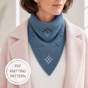Op de afbeelding: Een blauwe gebreide driehoekige sjaal met een geribbelde kraag en een reeks ruitvormige opengewerkte kantpatronen. Een cirkelvormige witte badge in de linkerbenedenhoek bevat de zwarte tekst PDF KNITTING PATTERN.