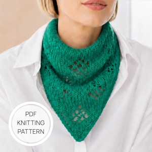 Op de afbeelding: Een levendige smaragdgroene gebreide driehoekige sjaal met een delicaat kantpatroon met opengewerkte ruitvormen. De sjaal wordt gedragen over een wit overhemd met kraag. Een cirkelvormige witte badge toont de tekst PDF KNITTING PATTERN.