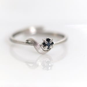 Vintage 835 silver ring with sapphire gemstone, bypass design, wrap style, adjustable size, size 57