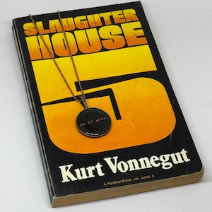 Bücherwurm Kette: So geht&#39;s - Kurt Vonnegut, Slaughterhouse-Five. Pazifist. Humanistisch. Geschenk für Englisch Major. Absolut vonnegutesk!