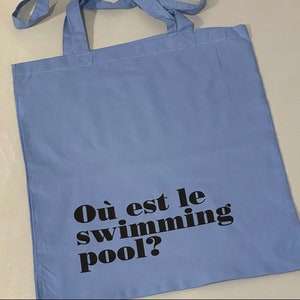 Sommertasche: Himmelblaue Tasche mit Print. Schwimmbad. Sommer. Leben am Strand. Urlaub. Geschenk zum Ruhestand. Prüfungsgeschenk. Lehrer Geschenk. Heidelbeermilch.
