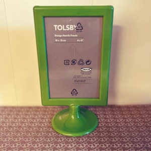 Cadre vert de style rétro. Le design de l'ère spatiale a inspiré IKEA Tolsby. Autonome. Recto-verso. Format carte postale. Décor dopamine. RARE.