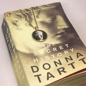 Dark academia necklace: Greek statue, inspired by The Secret History. Art. Sculpture. Aphrodite. Autumn vibes. BookTok. Bookstagram.