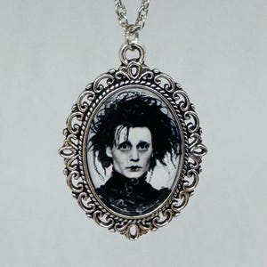 Colar inspirado na cultura pop: Edward Mãos de Tesoura. Gótico. Preto e branco. Pingente vitoriano. Amante do cinema. Natal. Tim Burton. Wandinha Addams.