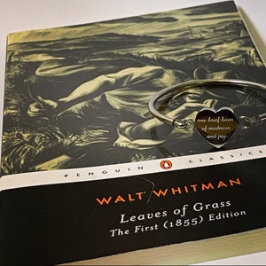 Pulseira literária: citação de Walt Whitman de Folhas de Relva - &quot;uma breve hora de loucura e alegria&quot;. Formado em Letras. Liberdade. Citação sobre a vida.