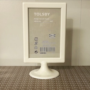 Cadre blanc de style rétro. Le design de l'ère spatiale a inspiré IKEA Tolsby. Autonome. Sur table. Recto-verso. Format carte postale. RARE