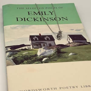 Halskette für Bücherliebende: Emily Dickinson - Ich bin unterwegs mit Laternen auf der Suche nach mir selbst. Literarisches Geschenk. Psyche. Das Jahr des Eremiten 2025.