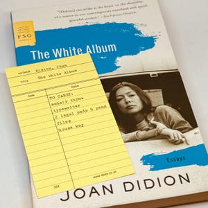 Bücherwurm Geschenk: Joan Didion Lesezeichen. Die Packliste aus The White Album. Notizblock gelb. Reisen Sie mit Stil. Coole Frauen mit Schreibmaschinen.