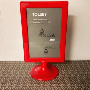 Cadre rouge de style rétro. Le design de l'ère spatiale a inspiré IKEA Tolsby. Autonome. Sur table. Recto-verso. Format carte postale. Décor dopamine. RARE.