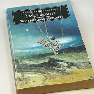 Colar literário: O Morro dos Ventos Uivantes. Emily Brontë. Clássicos da literatura. Kate Bush. BookTok. Colar de outono. Venha, urze! Inverno Brontë.