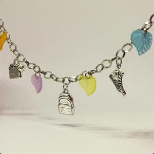 Bracelet livresque avec breloques style Heartstopper. Nick et Charlie. Retour à l'école. Saison 3. Cadeau pour adolescent. Feuilles d'automne colorées.