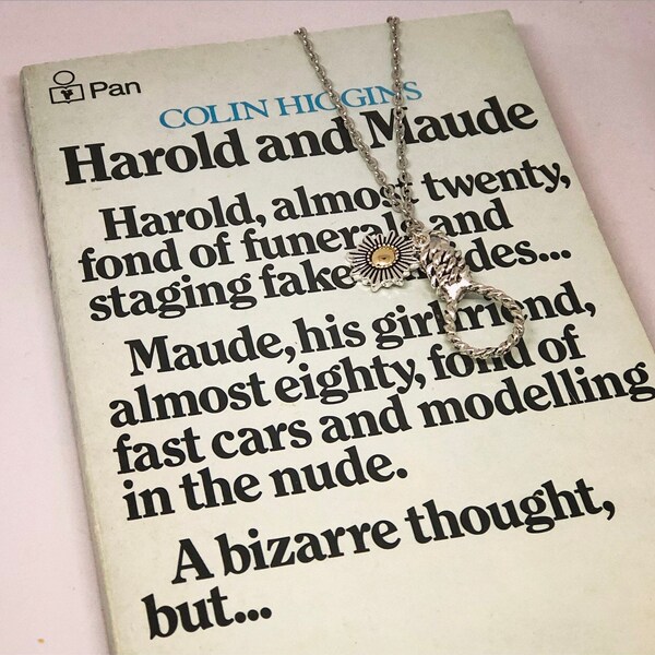 Pop culture necklace: tribute to the cult movie Harold & Maude. Hangman's noose and a sunflower juxtaposed. Unisex. Uniquely morbid!