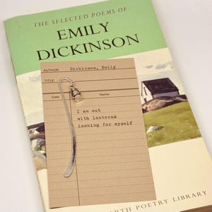 Regalo para los amantes de los libros: marcapáginas con dije de linterna. Emily Dickinson. Introspección. El año del ermitaño 2025. Carta del tarot. Regalo para los buscadores.