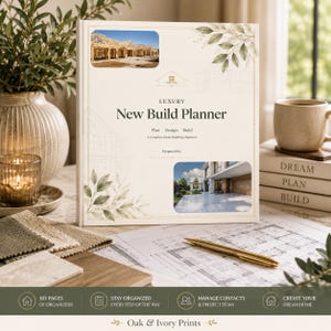 Op de afbeelding: Een vierkante planner getiteld Luxury New Build Planner met de tekst Plan Design Build en A Complete Home Building Organizer. De kaft bevat twee rechthoekige foto's van huisbouw en een modern huis, geaccentueerd door groene bladillustraties.