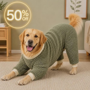 Könnte beinhalten: Ein Golden Retriever trägt einen salbeigrünen, strukturierten Fleece-Anzug mit cremefarbenen Rippbündchen an Hals und Beinen. Der Hund befindet sich in einer Spielhaltung. Eine kreisförmige Grafik oben links zeigt den Text 50% Off.