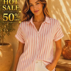 Könnte beinhalten: Ein kurzärmeliges Hemd mit Knopfleiste, vertikalen rosa-weißen Streifen, klassischem Kragen und durchgehender Knopfleiste. Der Text HOT SALE 50% OFF ist in goldener Schrift auf der linken Seite des Bildes zu sehen.