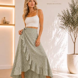 May include: A sage green wrap skirt featuring a small white floral pattern and a ruffled hemline, paired with a white sleeveless crop top. The image includes the text HP HILDA PATTERNS MOLDES DE COSTURA in the upper right corner.