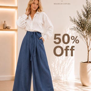 Puede incluir: Una camisa blanca de manga larga con botones combinada con pantalones azules de tiro alto y pernera ancha con un cinturón de tela a juego. La imagen incluye el texto HP HILDA PATTERNS MOLDES DE COSTURA y 50% Off en letras marrones.