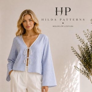 Puede incluir: Una blusa de manga larga con rayas verticales en azul claro y blanco, con escote en V y dos cierres de lazo blancos en la parte delantera. La blusa tiene mangas anchas y se muestra junto al texto HP HILDA PATTERNS MOLDES DE COSTURA.