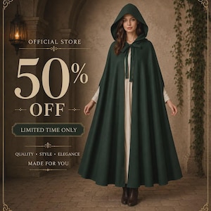 Puede incluir: Una capa con capucha de color verde oscuro con cierre de lazo en el cuello, sobre una prenda larga de color crema. La imagen incluye el texto OFFICIAL STORE, 50% OFF, LIMITED TIME ONLY, QUALITY, STYLE, ELEGANCE y MADE FOR YOU.